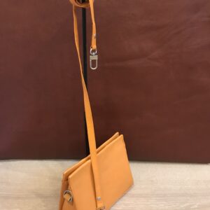 Driehoeksoufflé – okergeel met roestbruine bies